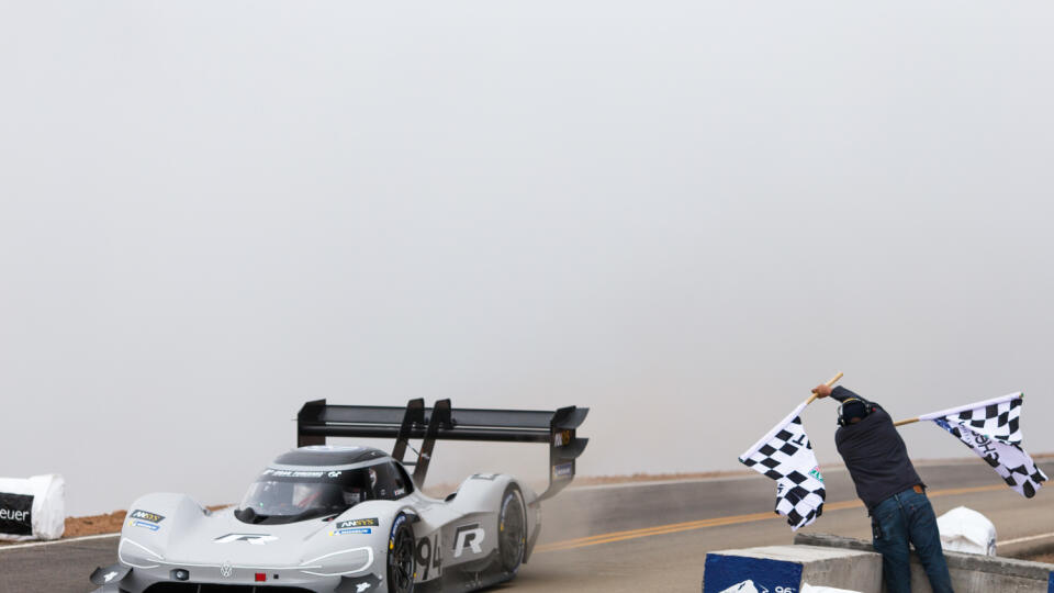 Volkswagen ID R Pikes Peak má 500 kW (680 koní) a váži iba 1100 kilogramov