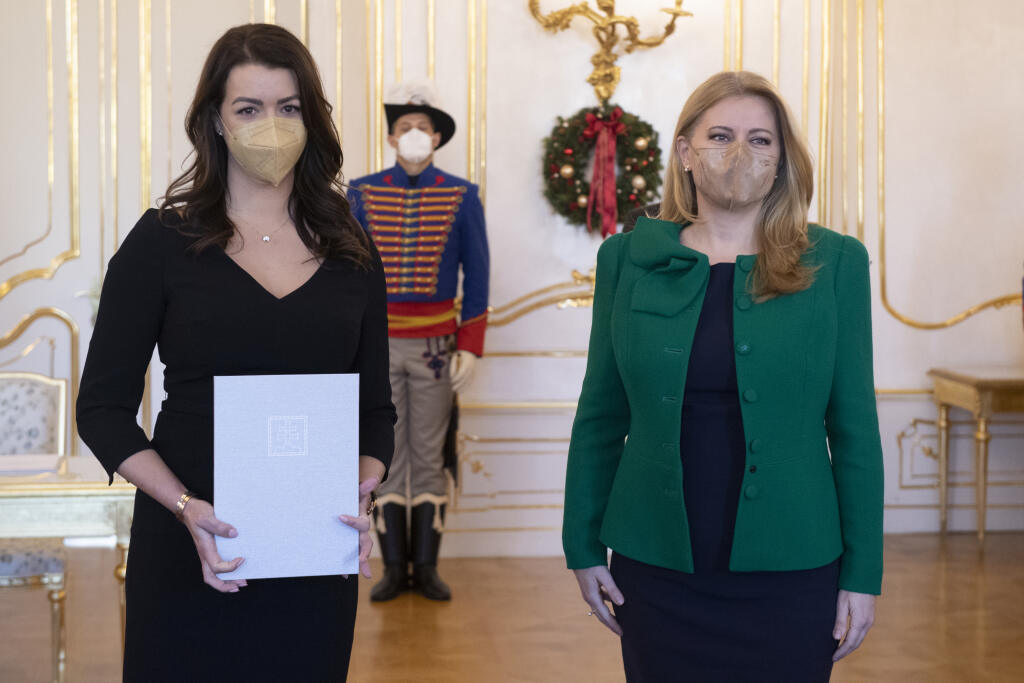 Na snímke vpravo prezidentka SR Zuzana Čaputová a vľavo sudkyňa Valéria Žiliaková počas vymenovania sudcov do všeobecných súdov bez časového obmedzenia 7. decembra 2021 v Bratislave. FOTO TASR - Pavel Neubauer