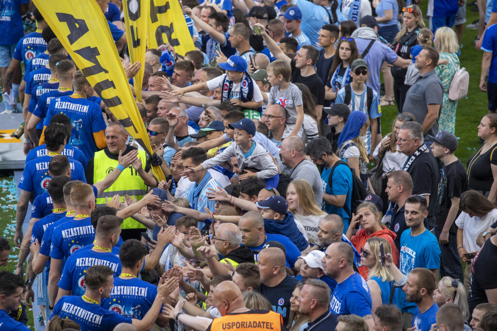 Na snímke futbalisti Slovana Bratislava , ktorý oslavujú zisk 4. titulu Fortuna ligy za sebou.