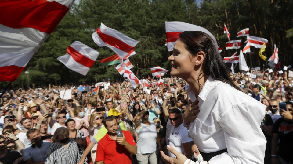 KK39 Minsk - Na snímke bieloruská prezidentská kandidátka Svitlana Cichanovská počas stretnutia so svojimi priaznivcami 2. augusta 2020 v Minsku. Prezidentské voľby sa v Bielorusku budú konať 9. augusta. FOTO TASR/AP
Svetlana Tikhanovskaya, candidate for the presidential elections smiles as she speaks to people during a meeting in her support in Brest, 326 km (203,7 miles) southwest of Minsk, Belarus, Sunday, Aug. 2, 2020. The presidential election in Belarus is scheduled for Aug. 9, 2020. (AP P