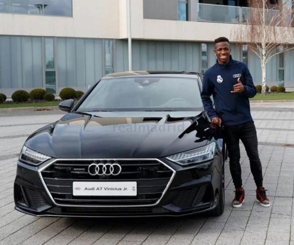 Mladý brazílsky talent Vinicius Jr. sa vyváža výhradne v modeloch Audi (A7, Q7, Q8), čomu sa však netreba čudovať, pretože Audi spolupracuje s Realom Madrid.