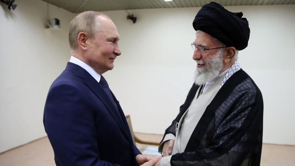 JB 39 Teherán - Ruský prezident Vladimir Putin (vľavo) si podáva ruku s iránskym najvyšším duchovným vodcom ajatolláhom Alí Chameneím pred ich stretnutím v Teheráne 19. júla 2022. FOTO TASR/AP
In this picture released by the official website of the office of the Iranian supreme leader, Supreme Leader Ayatollah Ali Khamenei, right, and Russian President Vladimir Putin greet each other during their meeting in Tehran, Iran, Tuesday, July 19, 2022. (Office of the Iranian Supreme Leader via AP)