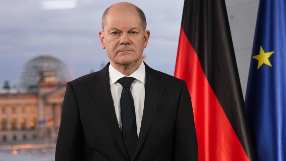 KK55 Berlín - Nemecký kancelár Olaf Scholz pózuje po nahrávaní televízneho príhovoru v Berlíne 24. februára 2022. emecký kancelár Olaf Scholz vo štvrtok večer v prejave k národu varoval, že ruská invázia na Ukrajinu sa nesmie rozšíriť do iných častí Európy. Prisľúbil tiež, že NATO bude brániť svoje členské štáty. FOTO TASR/AP
German Chancellor Olaf Scholz poses for media after the recording of a television speech at the chancellery in Berlin, Germany, Thursday, Feb. 24, 2022, following the Russi