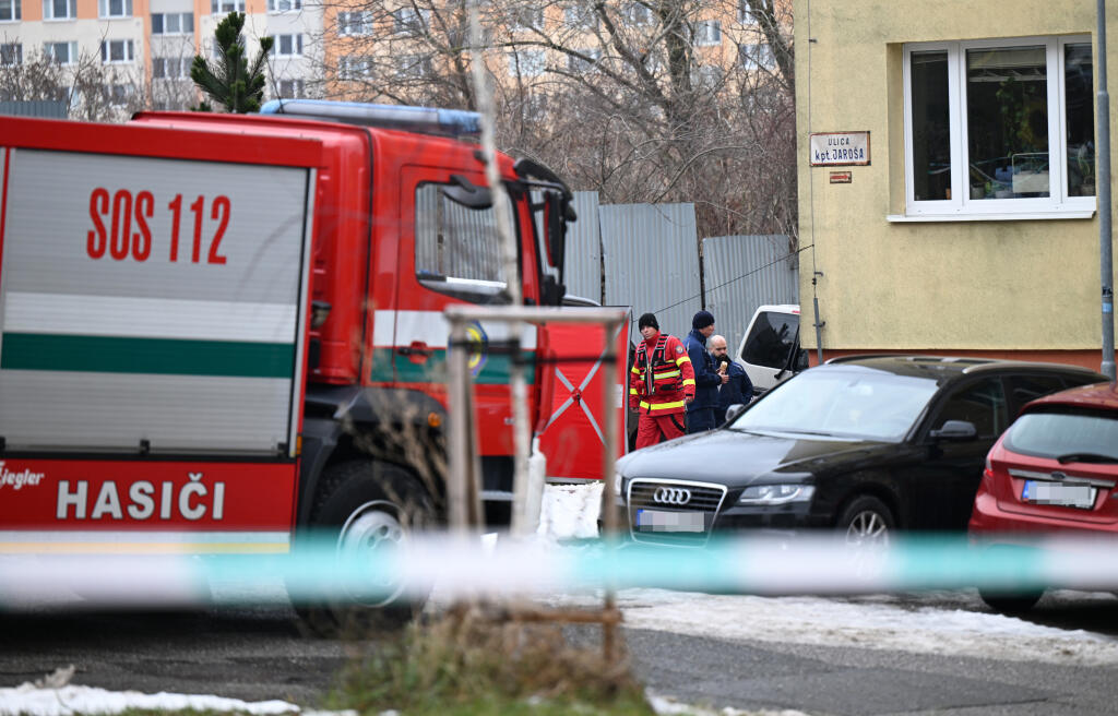 Na snímke policajti a hasičské auto počas policajnej akcie zameranej na zadržanie páchateľa podozrivého zo spáchania trestného činu terorizmu a iných trestných činov na jednej z ulíc v mestskej časti Dargovských hrdinov v Košiciach v utorok 7. januára 2025. Jednu podozrivú osobu už policajti zadržali. Potvrdila to košická krajská policajná hovorkyňa Lenka Ivanová. FOTO TASR – František Iván 