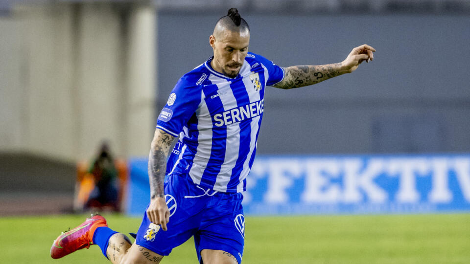 EBE 49 Göteborg - Na snímke slovenský futbalový reprezentant Marek Hamšík absolvoval debut v drese IFK Göteborg. V dueli 2. kola švédskej ligy proti AIK Štokholm nastúpil na ihrisko v 74. minúte v pondelok 19. apríla 2021. FOTO TASR/AP
Slovak midfielder Marek Hamsik of IFK Goteborg in action during a Swedish first league soccer match in Gothenburg, Sweden, Monday, April 19, 2021. Hamsik played his first match for IFK Goteborg on Monday. (Adam Ihse/TT News Agency via AP)