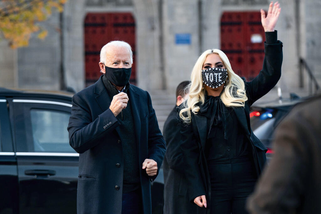 Špeciálne volebné rúško Lady Gaga možno tiež pomohlo k výsledku amerických volieb