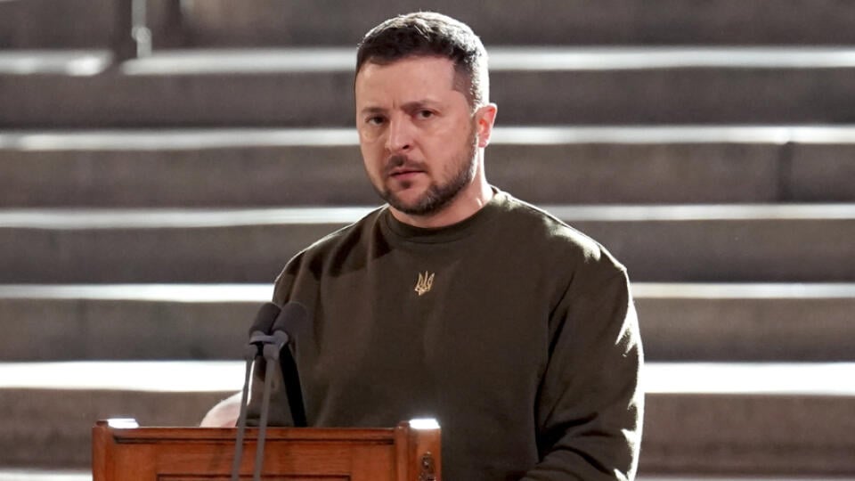 Ukrajinský prezident Volodymyr Zelenskyj sa prihovára poslancom britského parlamentu v Londýne v stredu 8. februára 2023. Zelenskyj pricestoval v stredu na návštevu Británie. Ide o Zelenského prvú návštevu v Británii od začiatku invázie Ruska na Ukrajinu. Britská vláda o nej informovala v stredu ráno. Najvyšší ukrajinský predstaviteľ sa už stretol s britským premiérom a prihovoril sa poslancom britského parlamentu. Absolvuje aj audienciu u britského kráľa Karola III. a stretne sa