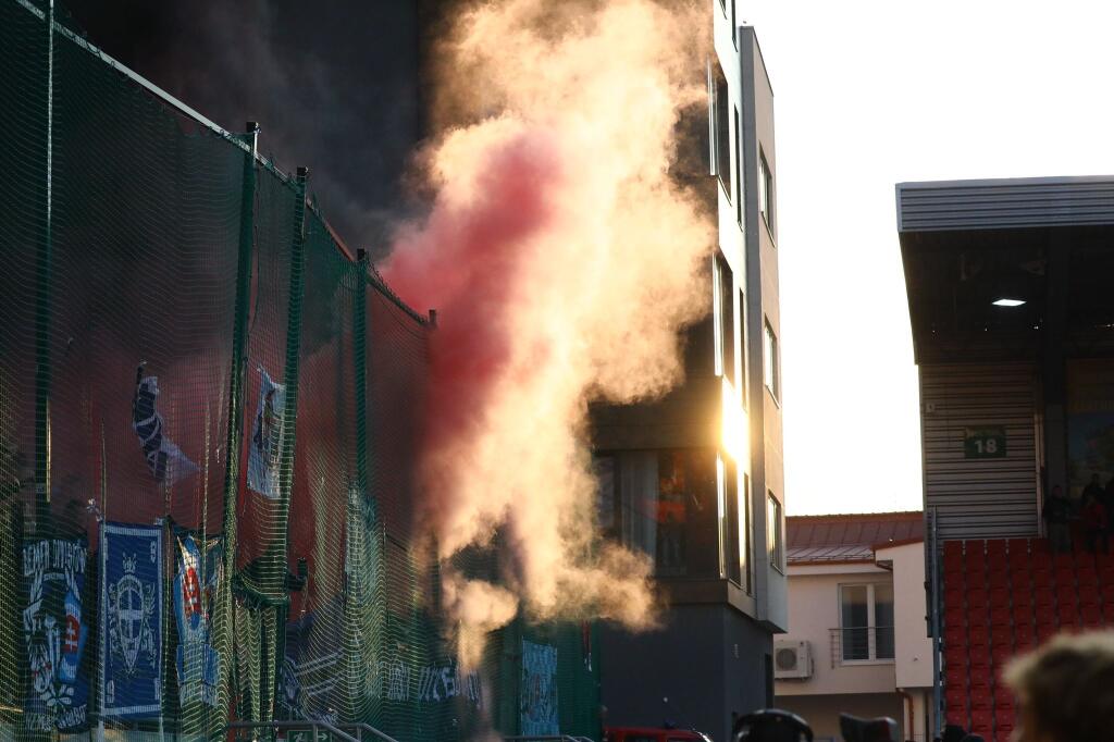 Šokujúce zábery z derby medzi Spartakom Trnava a Slovanom Bratislava. Fanúšikovia sa vtrhli na hraciu plochu a bili sa hlava nehlava.