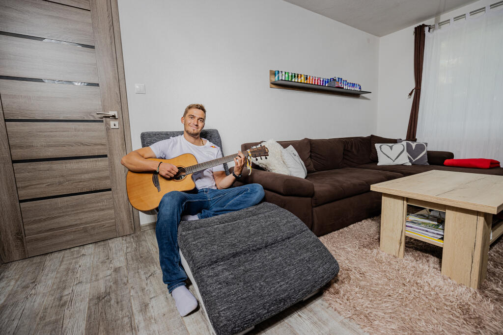 Na snímke strieborný olympijský medailista vo vodnom slalome v kategórií K1 Jakub Grigar relaxuje pri hraní na gitare vo svojom byte v Liptovskom Mikuláši.