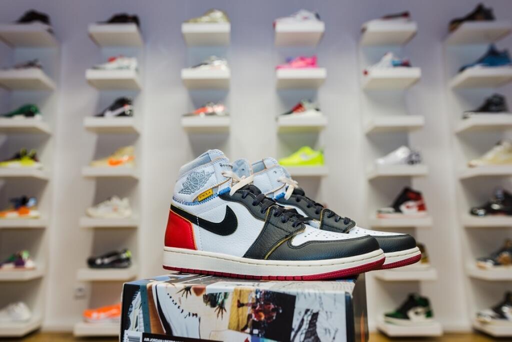 AIR Jordan 1 Retro High UN/LA Black Toe – Ikonické tenisky najlepšieho basketbalistu v histórii športu Michaela Jordana . Tento model zo série Jordan 1 má hodnotu viac ako 700 eur.