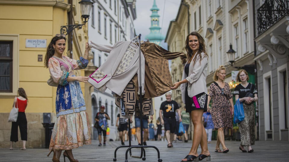 Lucia Hurajová a Lucia Lukušová počas predstavenia novej slovenskej módnej značky LULU VISION.