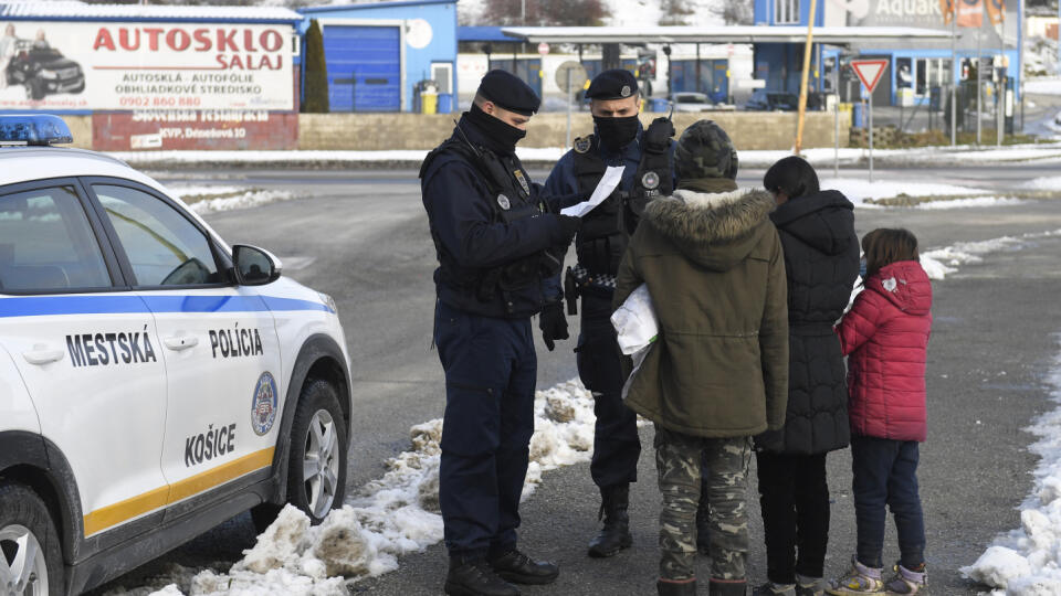 Mestská polícia mesta Košice zabezpečuje dodržiavanie karanténnych opatrení v súvislosti s ochorením COVID-19 v mestskej časti Luník IX v Košiciach. Na snímke mestská polícia kontroluje obyvateľom na Luníku IX výsledok testu. Košice, 27. januára 2021. FOTO TASR – František Iván