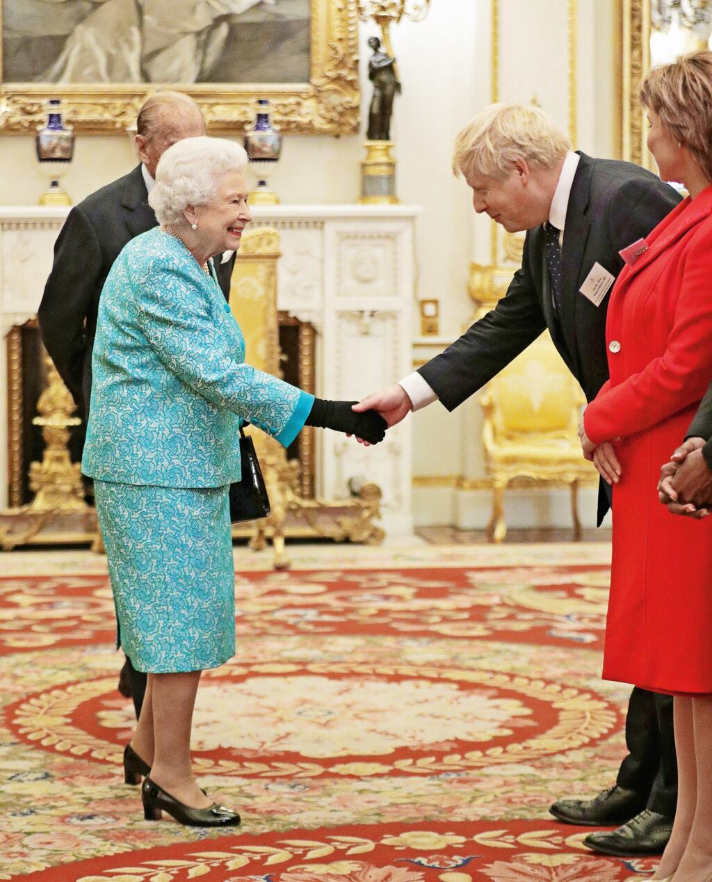 ALŽBETA II. Kráľovnej sa musel britský premiér osobne ospravedlniť.