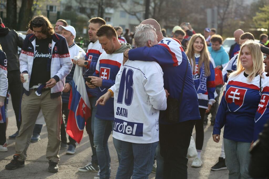 Slovenskí fanúšikovia sa aj pred zápasom proti Nemecku výborne bavili v okolí haly.