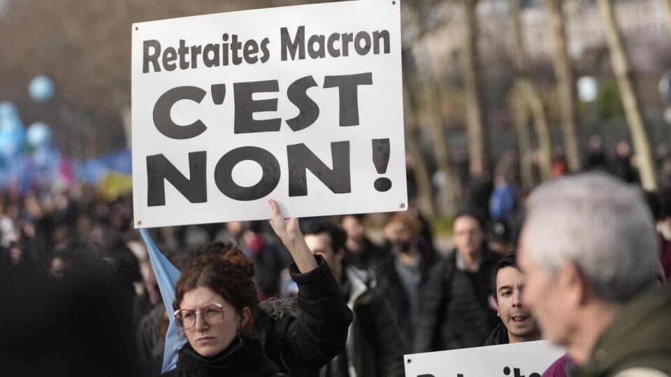 JB 23 Paríž - Demonštranti držia transparent počas demonštrácie proti reforme dôchodkového systému v Paríži 16. februára 2023. Vo Francúzsku sa dnes uskutočnia ďalšie celoštátne protesty proti dôchodkovej reforme. Práve zvýšenie veku pre odchod do dôchodku zo 62 na 64 rokov vyvoláva rozhorčenie odborov a veľkej časti verejnosti. FOTO TASR/AP
Protesters hold a poster reading