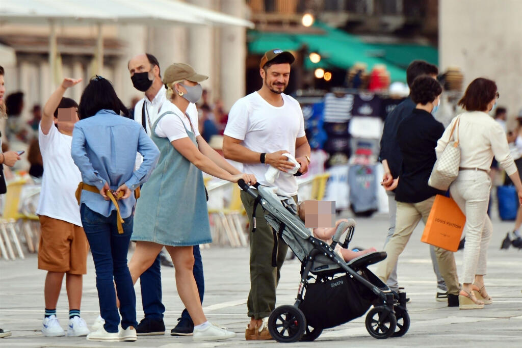 Zaľúbenci a rodičia 9-mesačnej Daisy Katy Perry (36) a Orlando Bloom (44) sa vybrali do historických Benátok a aj keď im fotografi a fanúšikovia nechceli dať pokoj, neustále si prejavovali nežnosti a užívali každý moment.