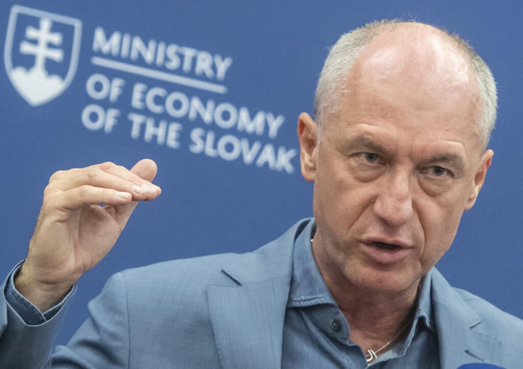 Na snímke minister hospodárstva SR Karel Hirman počas tlačovej konferencie o záveroch po rokovaní Rady ministrov pre energetiku v Bruseli, 2. októbra 2022 v Bratislave.