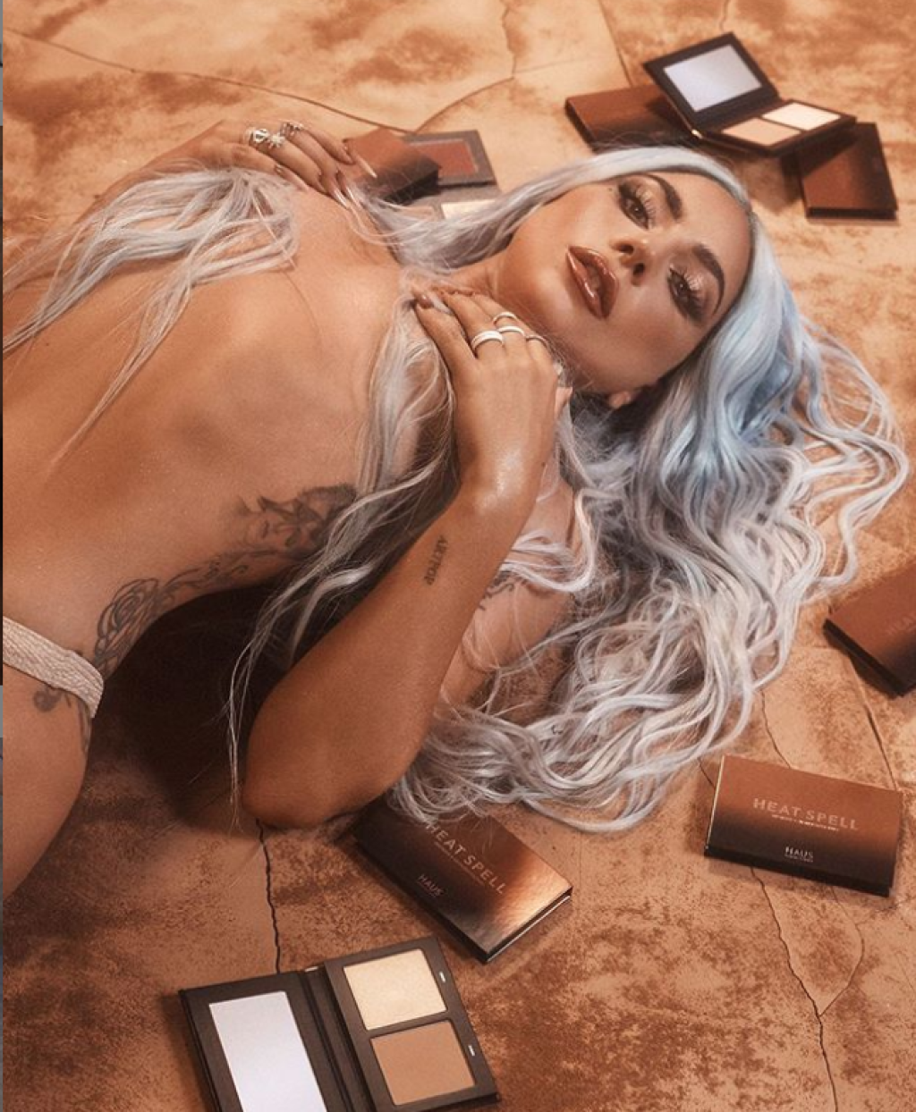 Lady Gaga je na najnovších fotografiách hore bez.