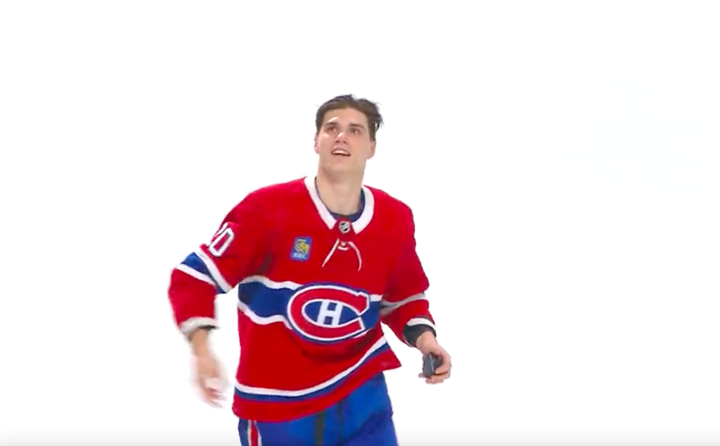 Hoci Slafkovský momentálne ťahá šnúru bez bodu, po prvom góle za Montreal si užíval značnú popularitu a takto hádzal do hľadiska po zápase puky.