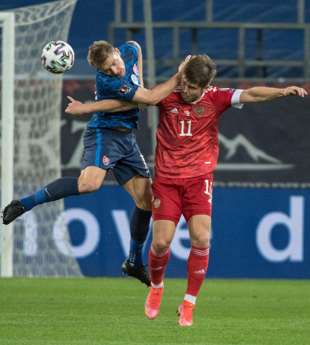 Ruský futbalista Rifat Žemaletdinov (vpravo) a slovenský futbalista Tomáš Hubočan bojujú o loptu v kvalifikačnom zápase H-skupiny MS2022 Slovensko - Rusko v Trnave v utorok 30. marca 2021. FOTO TASR - Martin Baumann