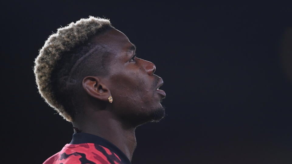 KK52 Sheffield - Futbalista Paul Pogba z Manchestru United pred zápasom 13. kola anglickej futbalovej Premier League Sheffield United - Manchester United 17. decembra 2020 v Sheffielde. FOTO TASR/AP
Manchester United's Paul Pogba warms up prior to the English Premier League soccer match between Sheffield United and Manchester United at the Bramall Lane stadium in Sheffield, England, Thursday, Dec. 17, 2020. (Laurence Griffiths/Pool via AP)