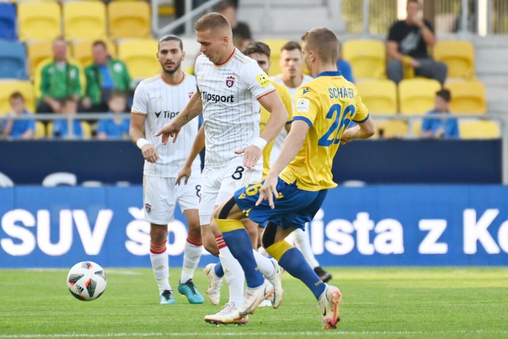 Na snímke zľava hráč Trnavy Jakub Grič a hráč DAC-u András Schafer počas zápasu 9. kola Fortuna ligy medzi FC DAC Dunajská Streda a FC Spartak Trnava v Dunajskej Strede v nedeľu 26. septembra 2021. FOTO TASR - Lukáš Grinaj