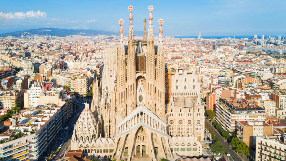7. Barcelona, Španielsko: Pokojne by sme ju mohli nazvať hlavným mestom surrealizmu. Niet sa čomu čudovať – Salvador Dalí či Antoni Gaudí tu po sebe zanechali nezmazateľné stopy. Keď vstúpite do Chrámu svätej rodiny z Gaudího dielne, budete mať pocit, že ste sa ocitli v inom svete. Pokračovať môžete návštevou parku Güell. Dajte si sangriu v pouličnej kaviarničke v Las Ramblas a pozrite si vystúpenia temperamentných pouličných umelcov.