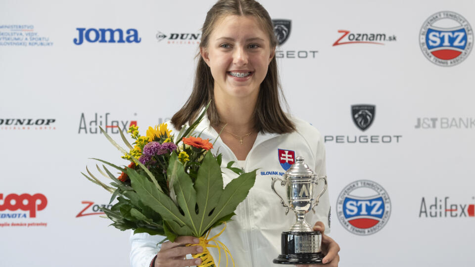 Na snímke juniorská grandslamová víťazka Renáta Jamrichová pózuje počas tlačovej konferencie v Bratislave v stredu 8. februára 2023. Jamrichová s Taliankou Federicou Urgesiovou triumfovali vo štvorhre junioriek na grandslamovom turnaji Australian Open v Melbourne. Vo finále vyhrali nad štvrtou nasadenou japonskou dvojicou Haju Kinošitová, Sara Saitová 7:6 (5), 1:6 a 10:7. FOTO TASR - Pavel Neubauer