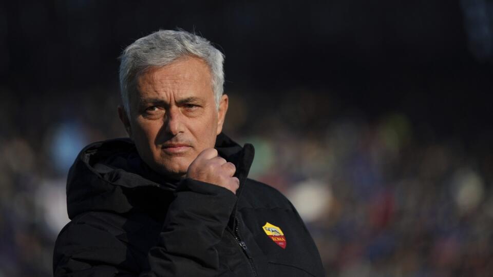 KK62 Bergamo - Tréner Bergama Jose Mourinho pred zápasom 18. kola talianskej futbalovej Serie A Atalanta Bergamo - AS Rím 18. decembra 2021 v Begame. FOTO TASR/AP
Roma's coach Jose Mourinho prior to the Serie A soccer match between Calcio Atalanta and AS Roma at Gewis Stadium, Bergamo, Italy, Saturday Dec. 18, 2021. (Spada/LaPresse via AP)