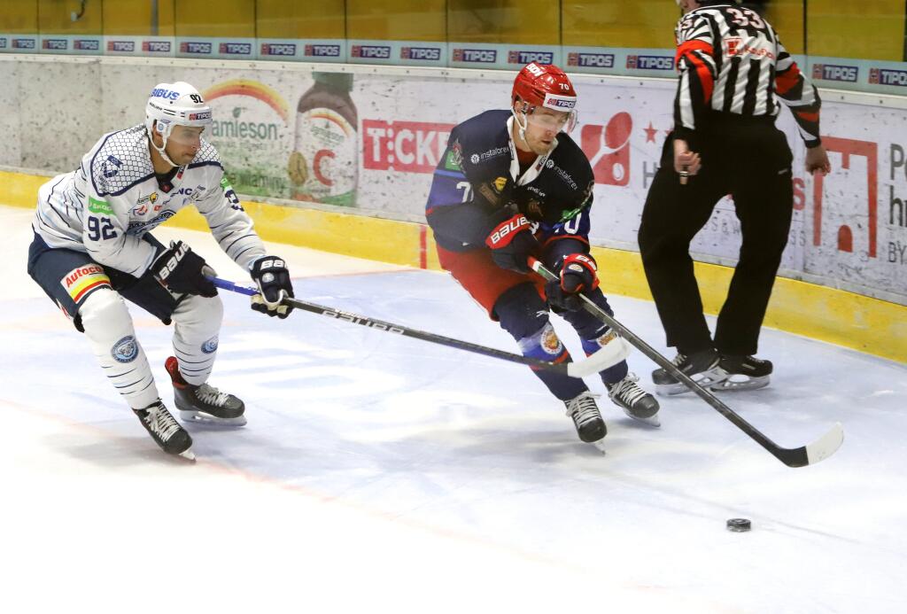 Na snímke zľava Sahir Gill (Nitra) a Marek Hecl (Zvolen) počas zápasu 31. kola Tipos extraligy HKM Zvolen - HK Nitra vo Zvolene v piatok 20. januára 2023.