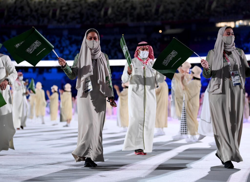 Výprava Saudskej Arábie sa predviedla v tradičných outfitoch a pripomínali tak arabských šejkov.