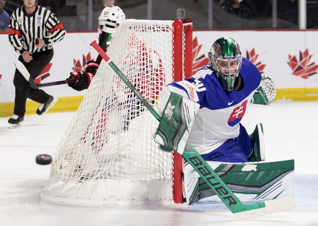 WA 85 Moncton - Slovenský brankár Adam Gajan vyráža puk v zápase základnej B-skupiny Švajčiarsko - Slovensko na MS hráčov do 20 rokov v kanadskom Monctone v sobotu 31. decembra 2022. FOTO TASR/AP
Slovakia goaltender Adam Gajan makes a blocker save against Switzerland during the second period of a preliminary round game at the world junior hockey championships in Moncton, New Brunswick, on Saturday, Dec. 31, 2022. (Ron Ward/The Canadian Press via AP)