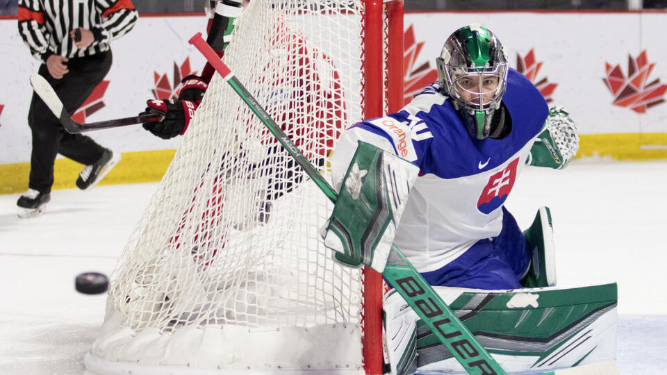 WA 85 Moncton - Slovenský brankár Adam Gajan vyráža puk v zápase základnej B-skupiny Švajčiarsko - Slovensko na MS hráčov do 20 rokov v kanadskom Monctone v sobotu 31. decembra 2022. FOTO TASR/AP
Slovakia goaltender Adam Gajan makes a blocker save against Switzerland during the second period of a preliminary round game at the world junior hockey championships in Moncton, New Brunswick, on Saturday, Dec. 31, 2022. (Ron Ward/The Canadian Press via AP)