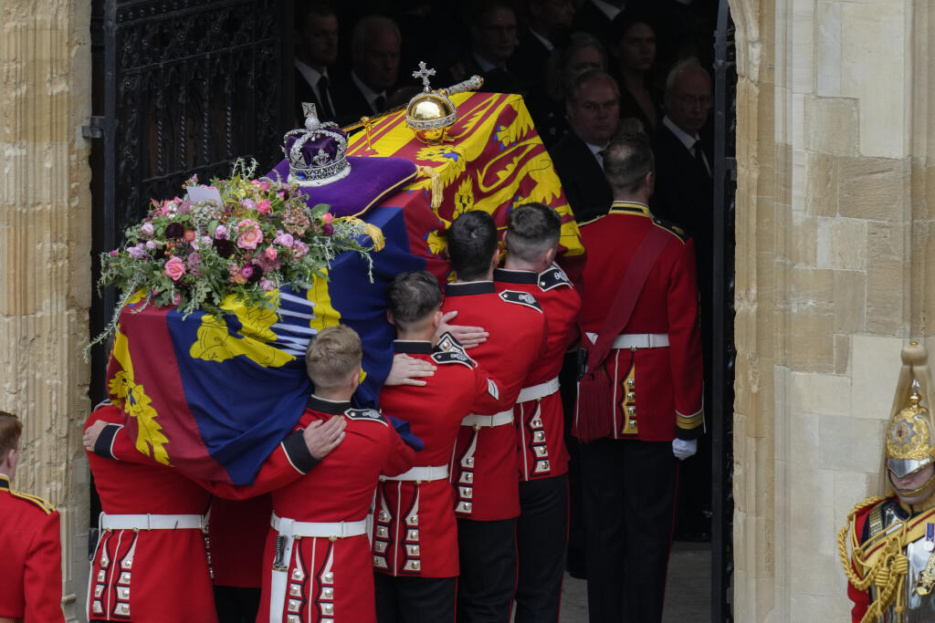 Rakvu s pozostatkami zosnulej britskej kráľovnej Alžbety II. nesú do Kaplnky svätého Juraja na hrade Windsor v pondelok 19. septembra 2022.