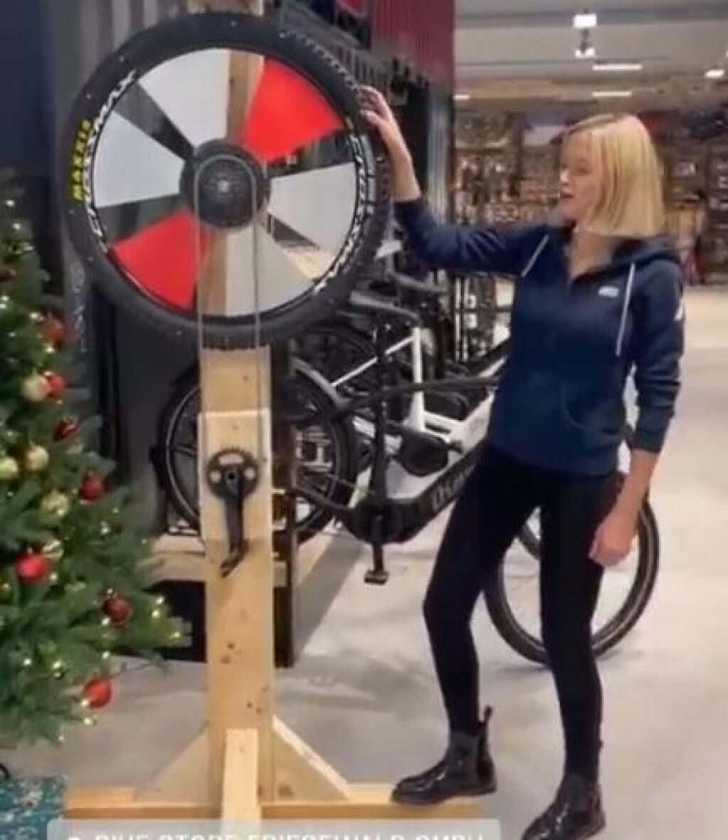 Linda sa ukázala pred pár dňami na videu v predajni bicyklov a tú nezávislú cyklistku by sme v nej už asi ťažko hľadali.