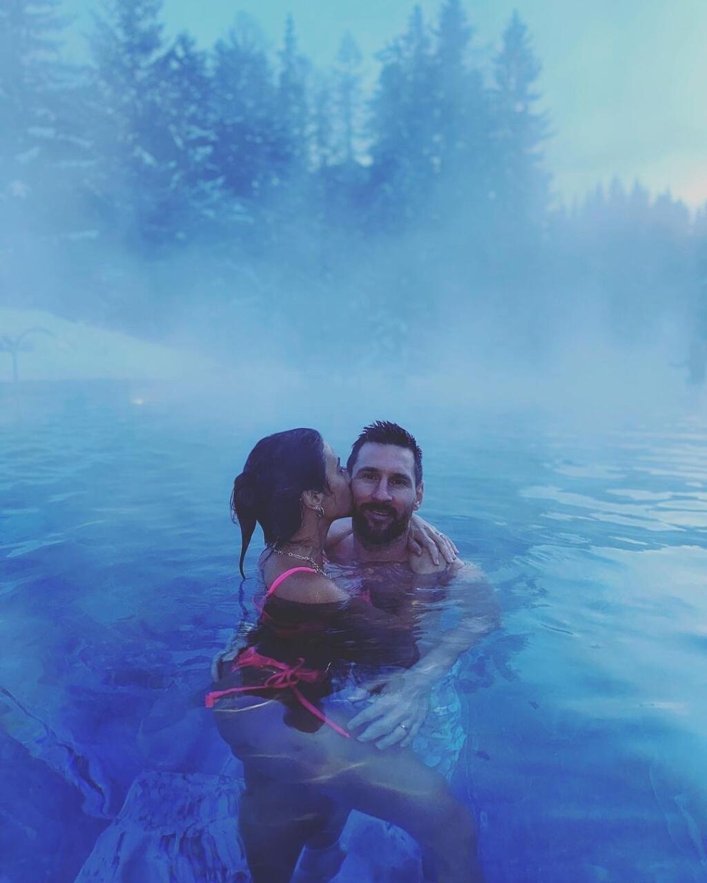 Messi sa radšej na lyže nepostavil, aby si neprivodil zranenie, ale okúpať sa s deťmi a manželkou stihol.