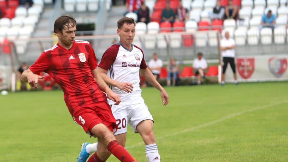 Na snímke zľava Ján Nosko (Banská Bystrica) a Mateusz Zachara (Podbrezová) počas 1. kola nadstavbovej časti 2. ligy MFK Dukla Banská Bystrica (ZV) - FK Železiarne Podbrezová  13. júna 2020 vo Zvolene. FOTO TASR - Ján Krošlák 
