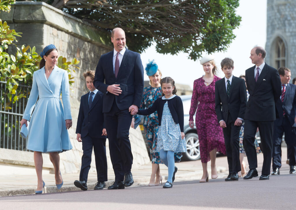 Na veľkonočnú bohoslužbu v Kaplnke sv. Juraja prišli členovia middletonovskej famílie ako cez kopirák. Zatiaľ čo malá Charlotte (6) ohurovala v bledomodrých šatách, podobne ako jej mama Kate (40), šuhaj George (8) nasadil po vzore otca princa Williama (39) štýlový oblek.