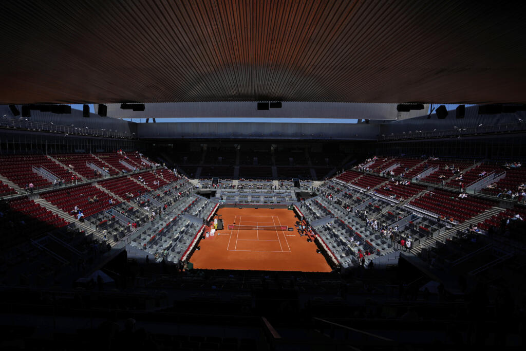 KK57 Madrid - Na snímke prázdne dejisko tenisového turnaja v Madride počas výpadku elektrického prúdu v pondelok 28. apríla 2025. Tenisové turnaje ATP a WTA v Madride museli prerušiť svoj pondelkový program pre výpadok elektrickej energie. Vedenie ATP Tour informovalo, že z tohto dôvodu nemohli pokračovať dva zápasy dvojhry a jeden duel štvorhry. FOTO TASR/AP
The Madrid Open tennis tournament venue is empty during a general blackout in Madrid, Monday, April 28, 2025. (AP Photo/Manu Fernandez)