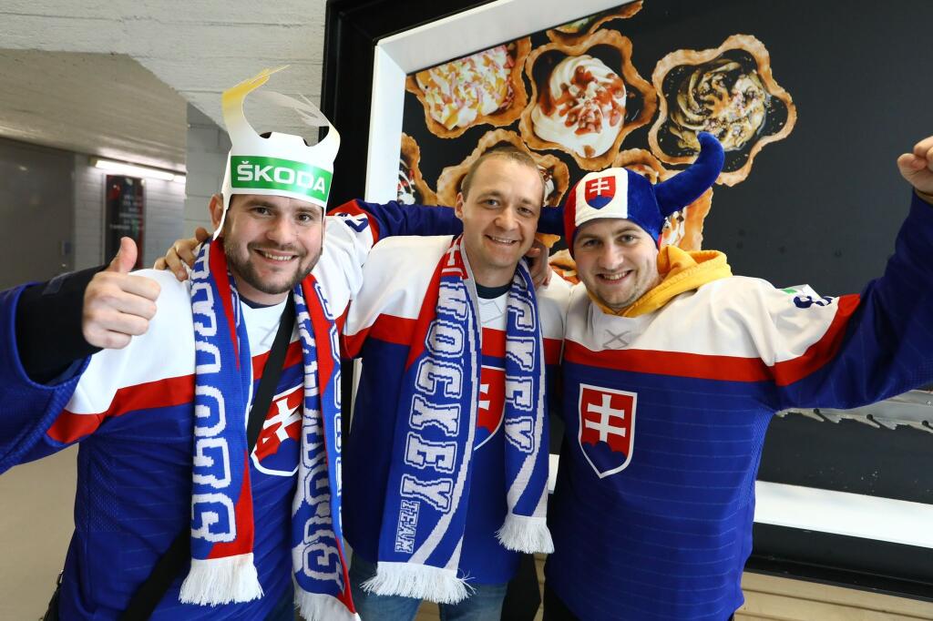 Našich hokejistov hnali vpred stovky slovenských priaznivcov.