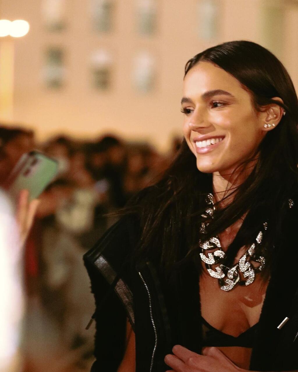 Bruna Marquezine sa pred pár dňami ukázala v takomto outfite. Jej prsia boli neprehliadnuteľné.