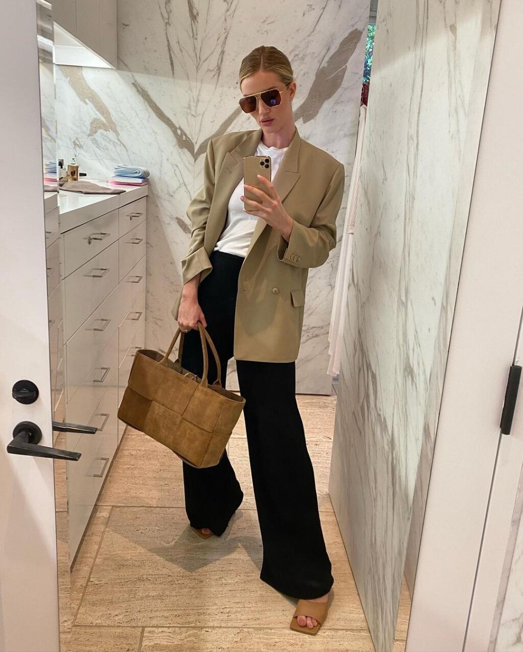 Rosie Huntington-Whiteley miluje oversized blejzer.