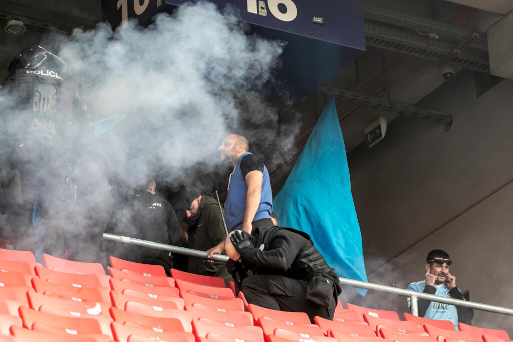 Polícia musela vypratať sektor fanúšikov Slovana.