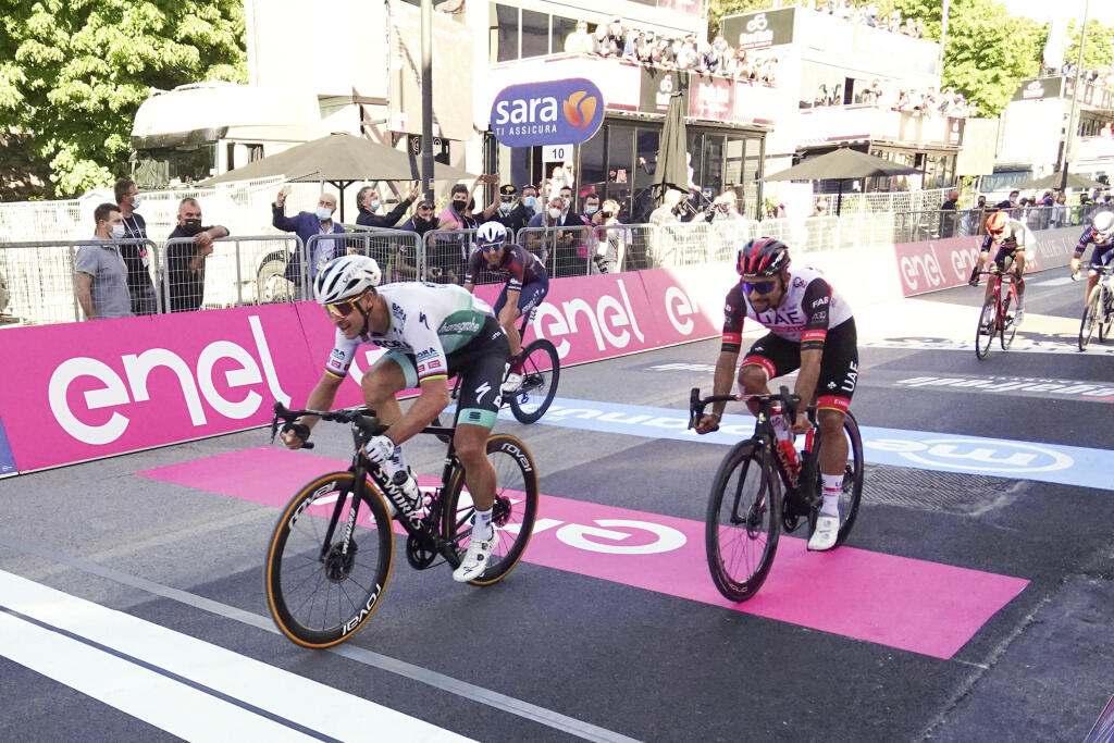 EBE 28 Foligno - Na snímke vľavo slovenský cyklista Peter Sagan víťazí v 10. etape 104. ročníka pretekov Giro d'Italia v pondelok 17. mája 2021. Jazdec z tímu Bora-Hansgrohe mal najsilnejšie nohy v záverečnom špurte 139 km dlhej trasy z L’Aquily do Foligna a pripísal si druhý triumf na podujatí. Vlani vyhral taktiež v desiatej etape. FOTO TASR/AP
Peter Sagan crosses the finish line to win the tenth stage of the Giro d'Italia cycling race, from L'Aquila to Foligno, Italy, Monday, May 17, 2021.