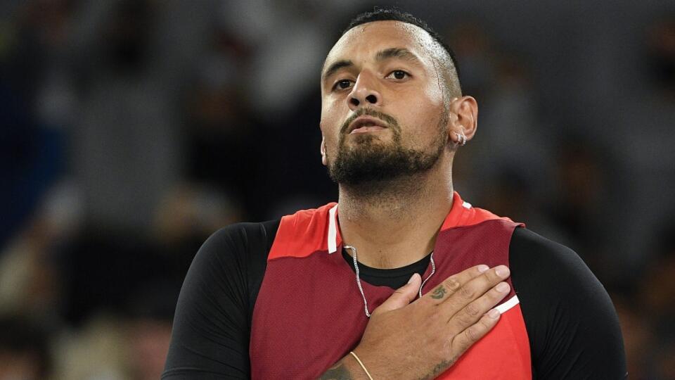 Na archívnej snímke z 18. januára 2022 austrálsky tenista Nick Kyrgios reaguje po víťazstve nad Britom Liamom Broadym v prvom kole mužskej dvojhry na grandslamovom turnaji Australian Open v Melbourne. Kyrgios priznal, že mal samovražedné myšlienky a sám sebe fyzicky ubližoval. Temným obdobím si prešiel v roku 2019.