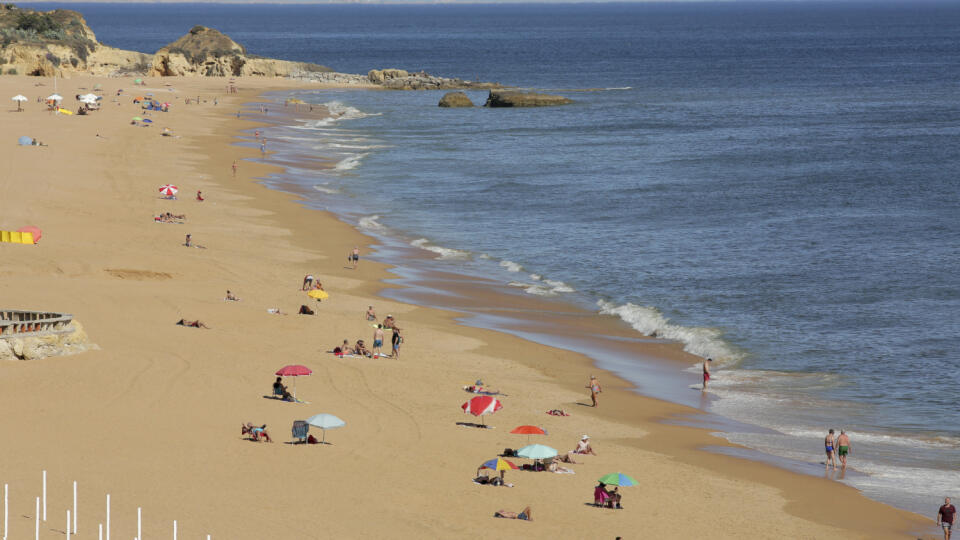 EBE 44 Albufeira - Britskí dovolenkári začali v pondelok prichádzať do Portugalska po tom, čo Británia a portugalská vláda zmiernili cestovné obmedzenia spojené s pandémiou ochorenia COVID-19. Ľudia si užívajú pláž v Albufeire v portugalskom regióne Algarve v pondelok 17. mája 2021. FOTO TASR/AP
People enjoy the beach in Albufeira, in Portugal's southern Algarve region, Monday, May 17, 2021. British vacationers began arriving in large numbers in southern Portugal on Monday, after governments i