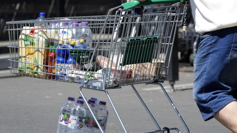 WA 1 archív Gelsenkirchen - Na archívnej snímke z 31. mája 2023 zákazník tlačí pred supermarketom nákupný vozík v Gelsenkirchene. Nemecká ekonomika sa v 2. štvrťroku pravdepodobne vrátila k miernemu rastu. Súkromná spotreba sa po prudkom poklese stabilizovala, trh práce si udržal dobrú kondíciu, mzdy sa výrazne zvýšili, pričom sa ďalej nezintenzívnil rast cien, uviedla v pondelok nemecká centrálna banka (Bundesbank) v pravidelnej mesačnej správe. FOTO TASR/AP
FILE - A man pushes a shopping car
