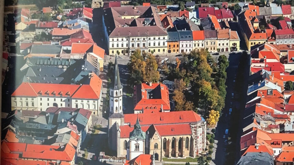 Najväčšie námestie v Európe so stredovekým tvarom obdĺžnika o stranách v pomere 3:1 je v Levoči. Historické jadro bolo v roku 1950 vyhlásené za mestskú pamiatkovú rezerváciu. Existujú dôkazy o tom, že mesto a jeho okolie bolo osídlené už v mladšej dobe kamennej. V 12. storočí a po pustošivých nájazdoch Tatárov prišli do Levoče nemeckí kolonialisti, našli tu pôvodné osady - mestečká, ktoré sa spolu s ich novými sídlami stali základom dnešného mesta.