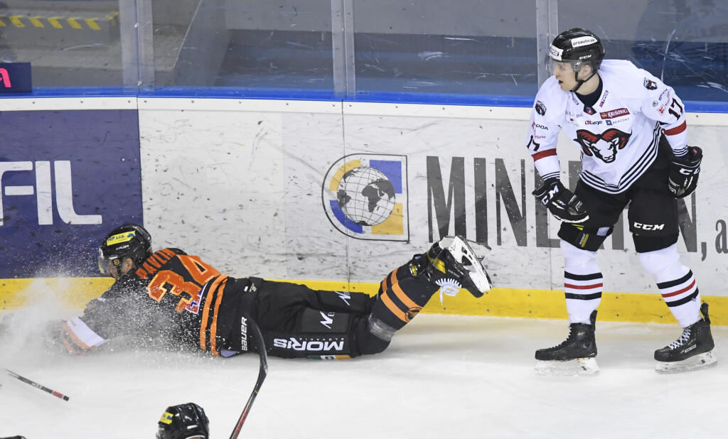 Na snímke vpravo Rudáš Martin Faško (HC‘05 Banská Bystrica), vľavo Žiga Pavlin (HC Košice) v zápase 45. kola hokejovej Tipos extraligy HC Košice – HC‘05 Banská Bystrica v Košiciach 5. marca 2021. FOTO TASR - František Iván