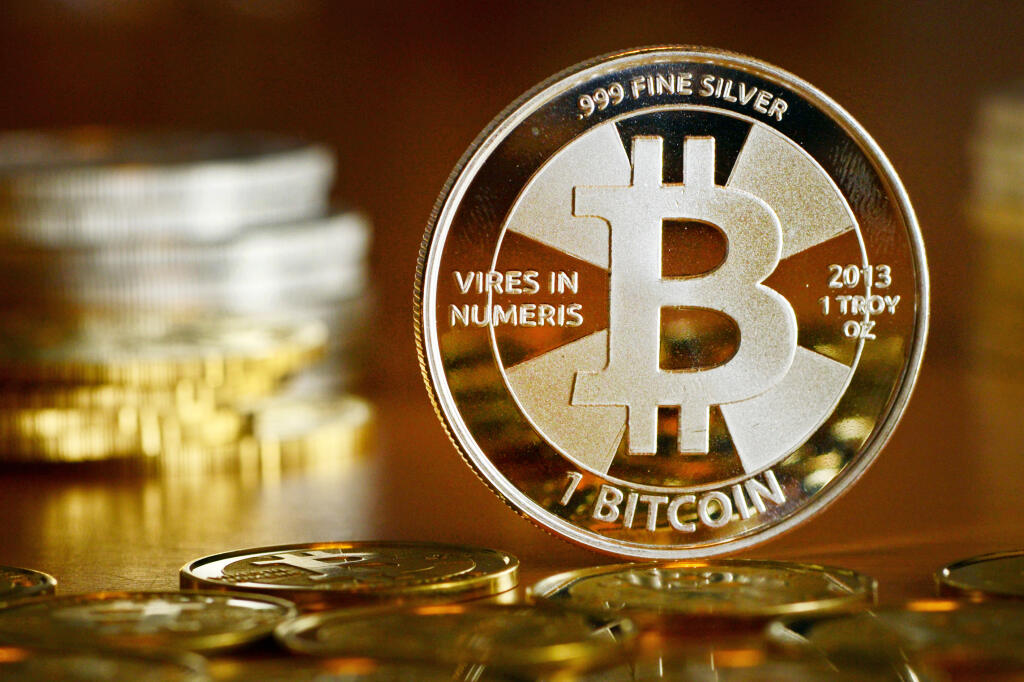 WA 69 archív Berlín - Na archívnej snímke z 28. novembra 2013 minca kryptomeny bitcoin. Bitcoin sa opäť posilňuje a jeho cena sa dostala na nové rekordné maximum, keď v sobotu 13. marca 2021 prvýkrát prekonala hranicu 60.000 USD (50.280,73 eura). Dôvodom je optimizmus, že najväčšia a najznámejšia kryptomena získa širšiu akceptáciu. Cena bitcoinu sa v sobotu popoludní dostala až na 60.012 USD. Bitcoin sa tak vrátil k rastu po oslabení na konci februára. Profituje z dobrej nálady na trhoch, ktorú 